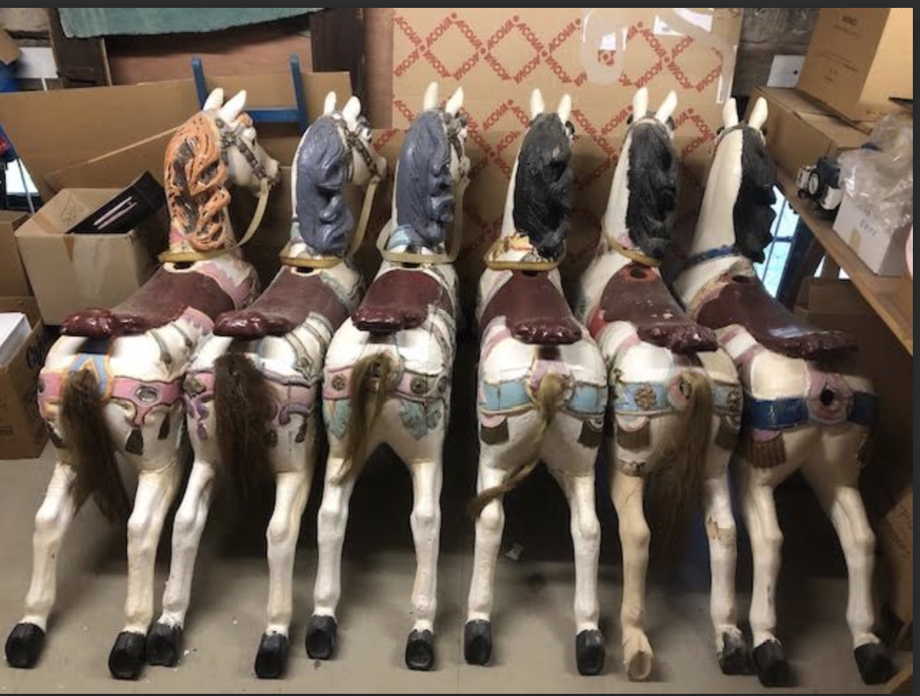 Lire la suite à propos de l’article Suite de 6 chevaux sauteurs de HEYN